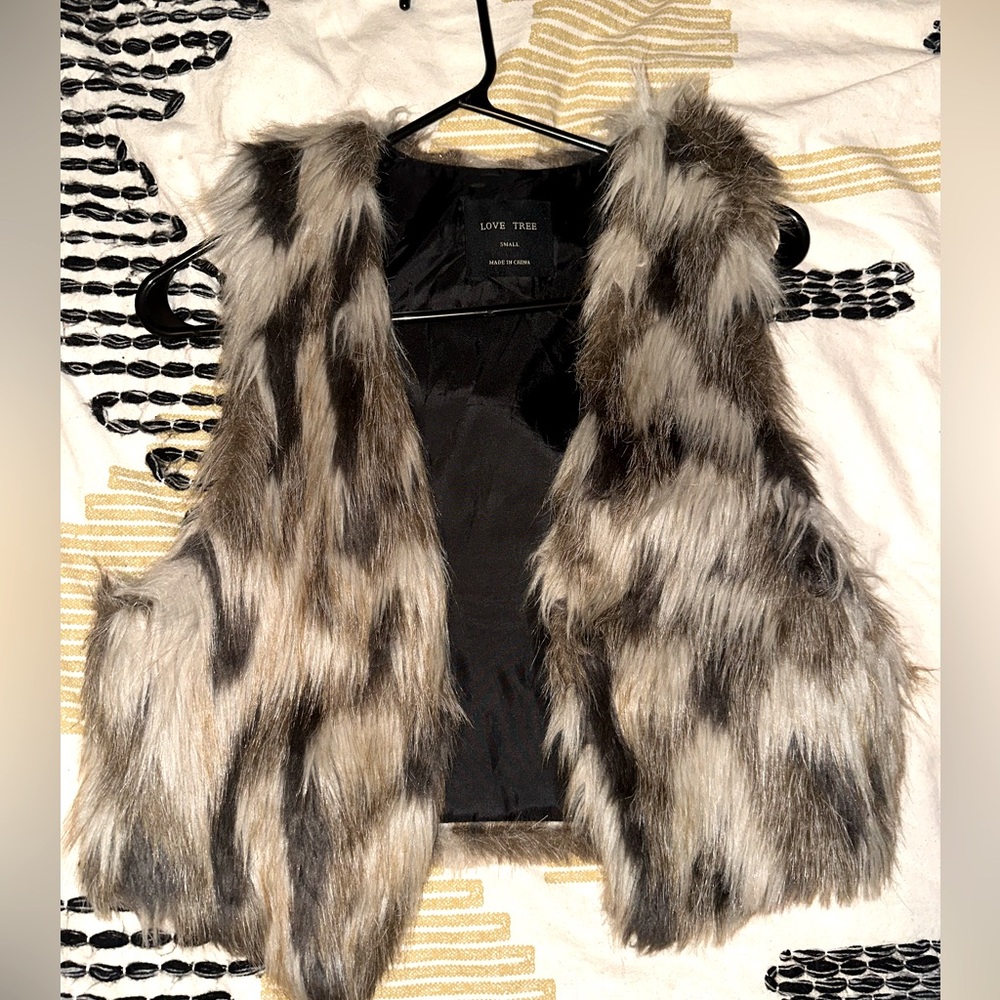 Woman’s cropped faux fur vest